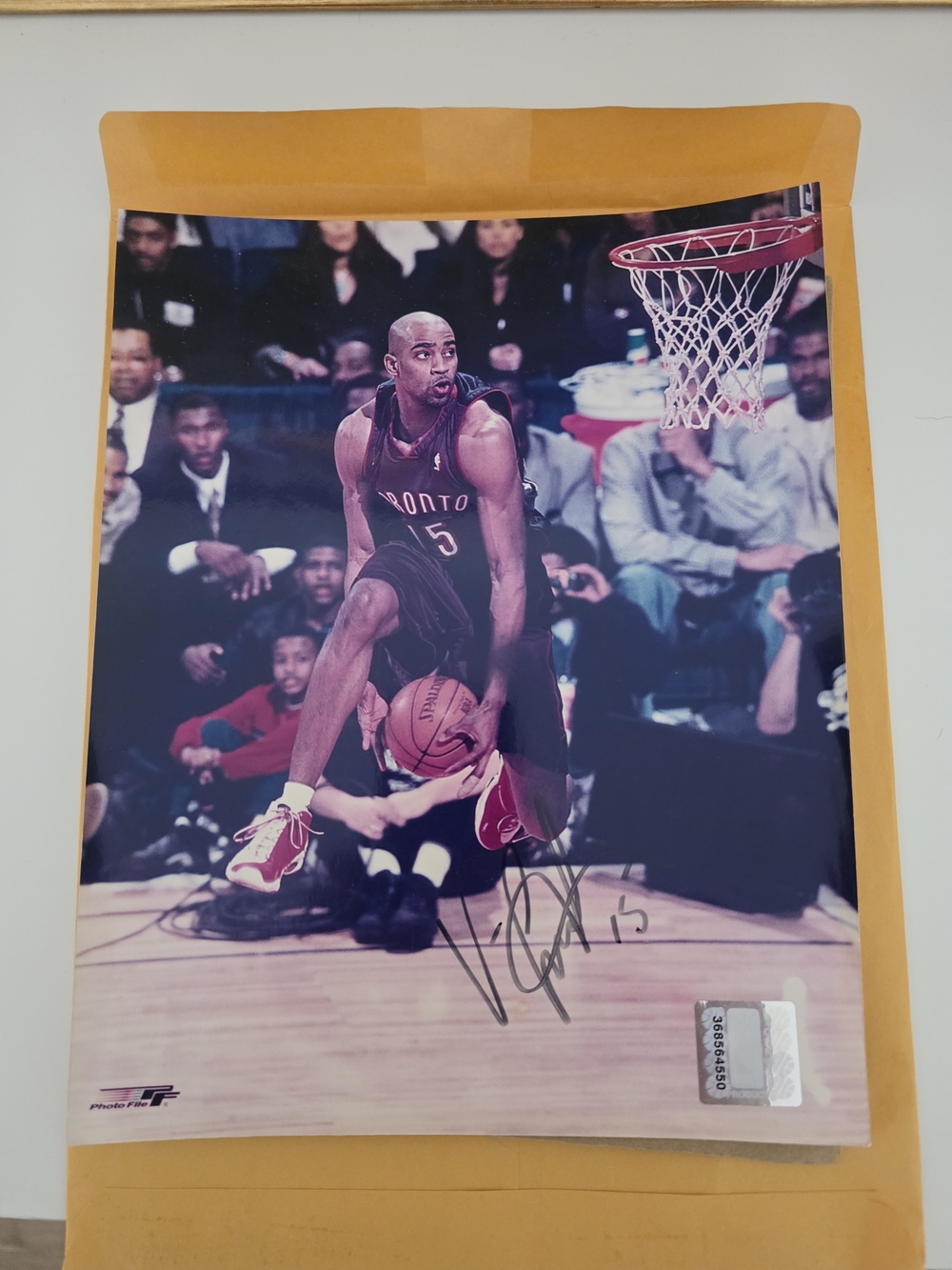 Signed Basketball Vince Carter Action Print With Certificat